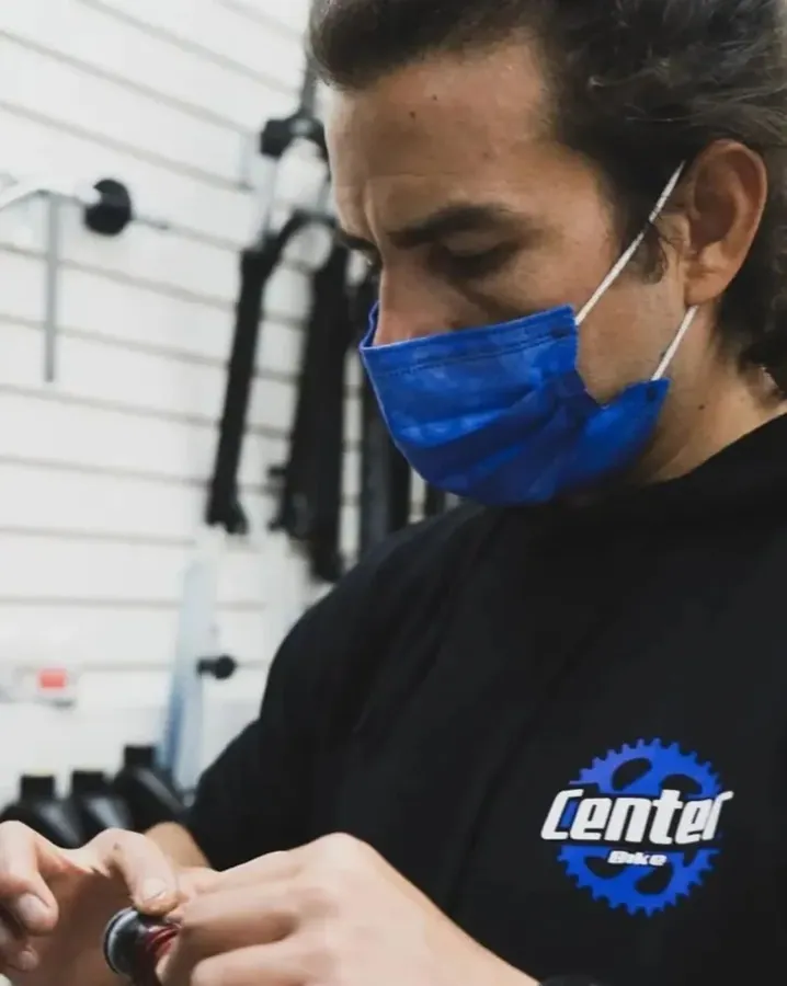 Mecánico de Center Bike trabajando en el taller
