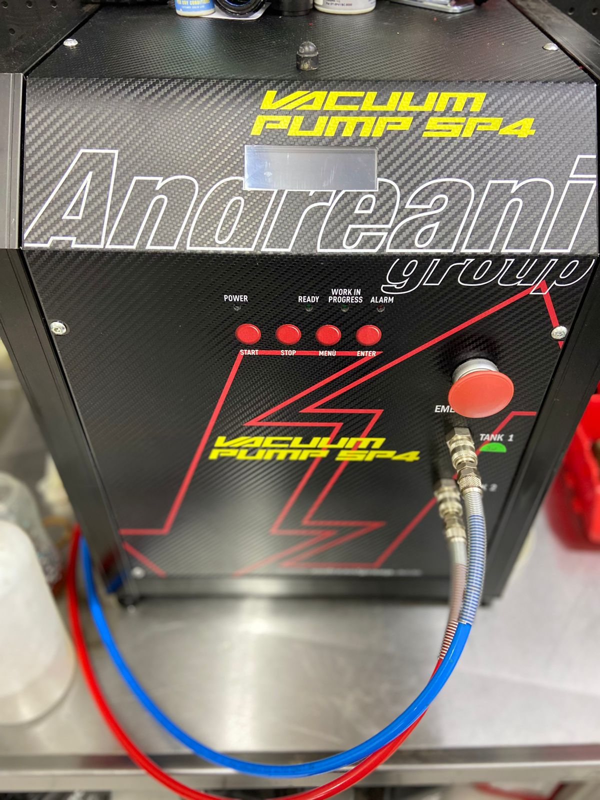 Equipo de vacío Andreani para purga de suspensiones en el taller