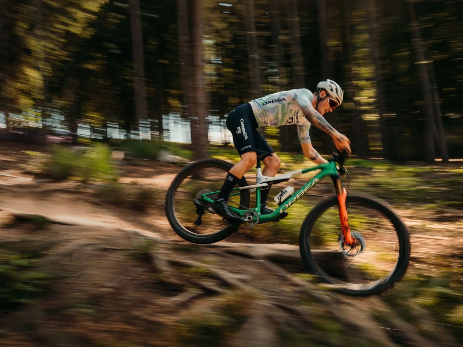 Ciclista de XC con una Orbea Oiz en un sendero de bosque