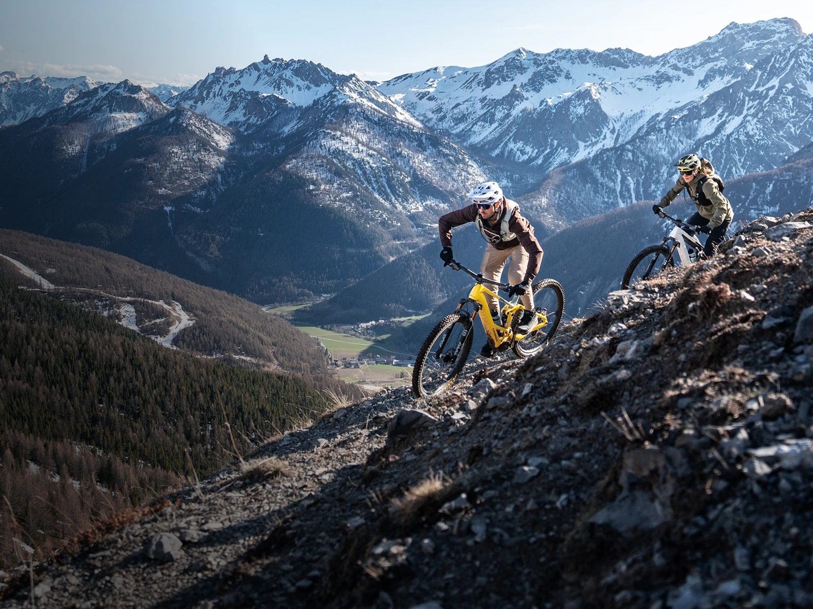 Ciclista de montaña con una Orbea en una ladera rocosa