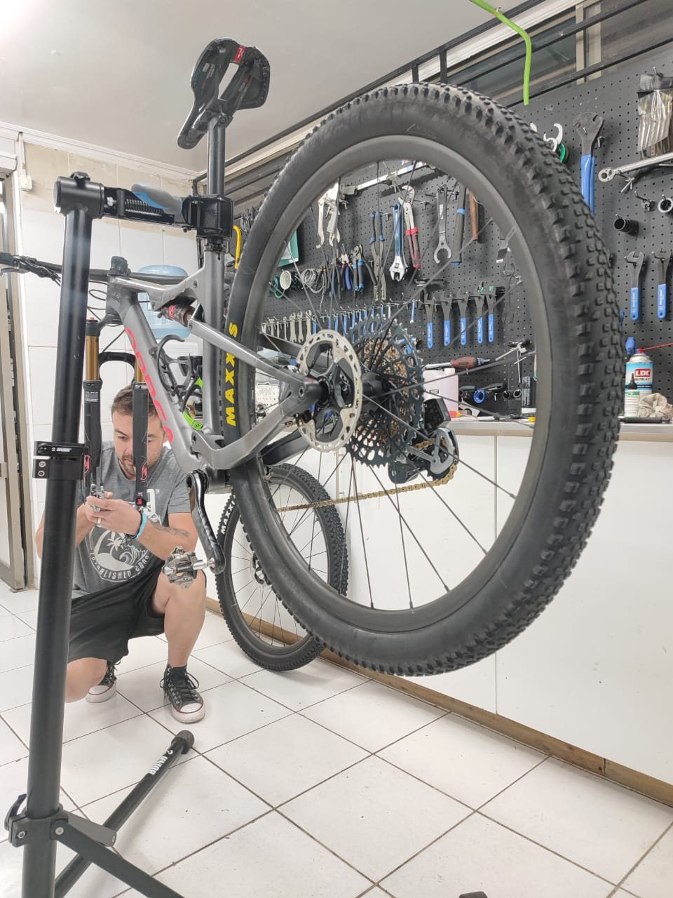 Mecánico de Center Bike revisando una doble suspensión en el taller de Cartagena 571